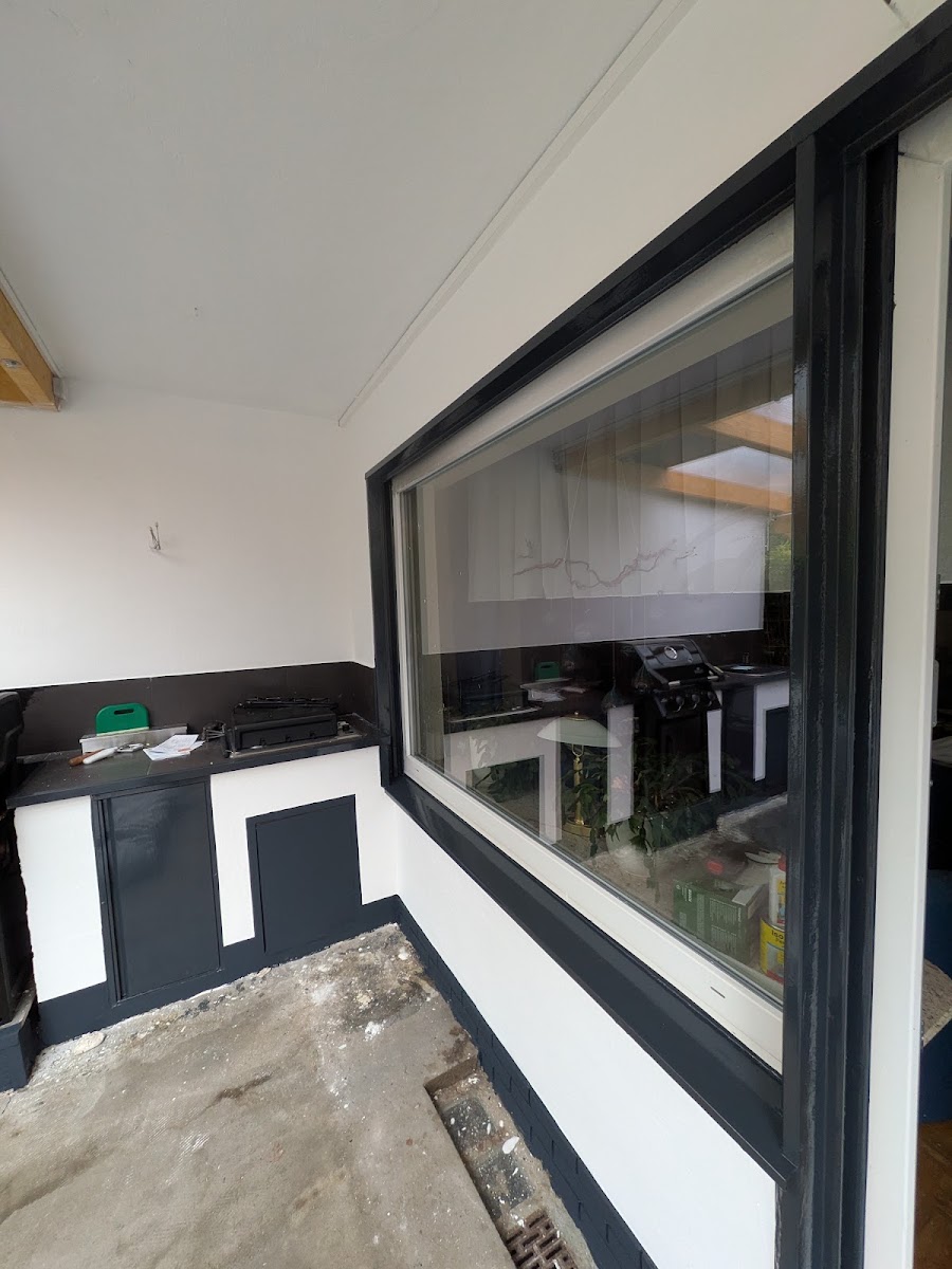 Fensterlackierung an einer Glasfront