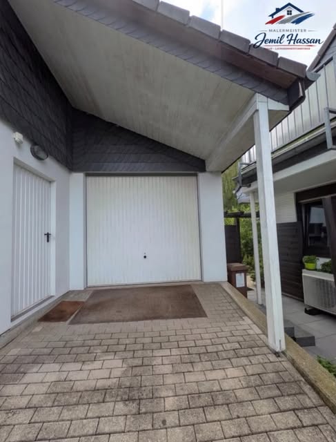 Gestrichener Carport-Vorplatz